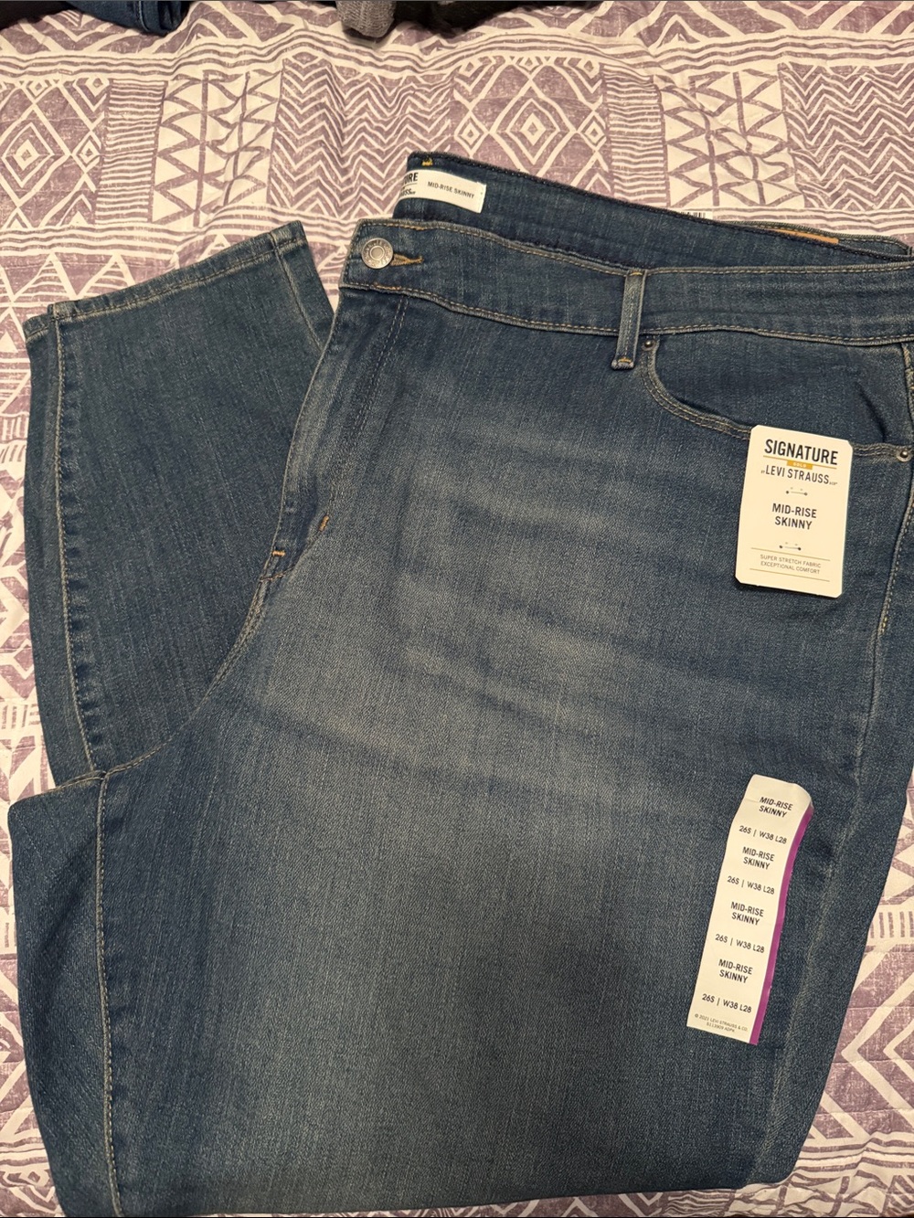 Levi's Signature Mid-Rise Skinny Jeans in Dark Blue Wash